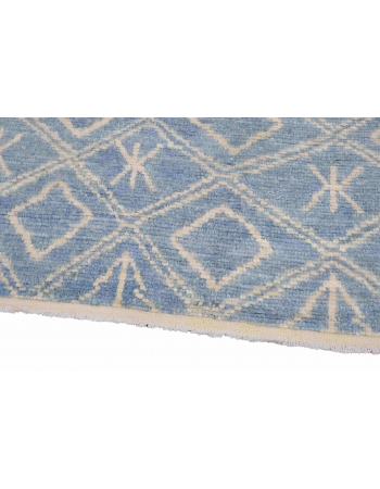 Blue & Cream Modern Wool Rug - 5` 8″ x 7` 8″