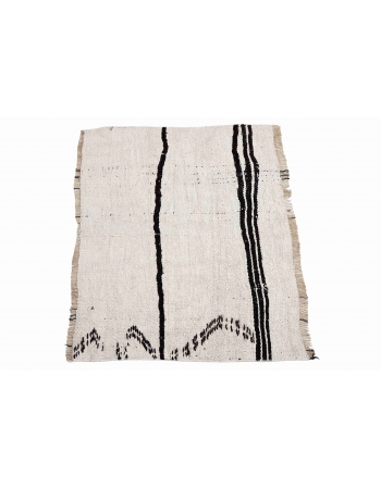 Black & White Hemp Mini Kilim Rug - 1`10″ x 2`7″