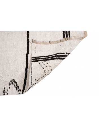 Black & White Hemp Mini Kilim Rug - 1`10″ x 2`7″